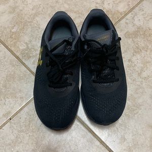 Under Armour size 7 tennis shoe. VGUC.